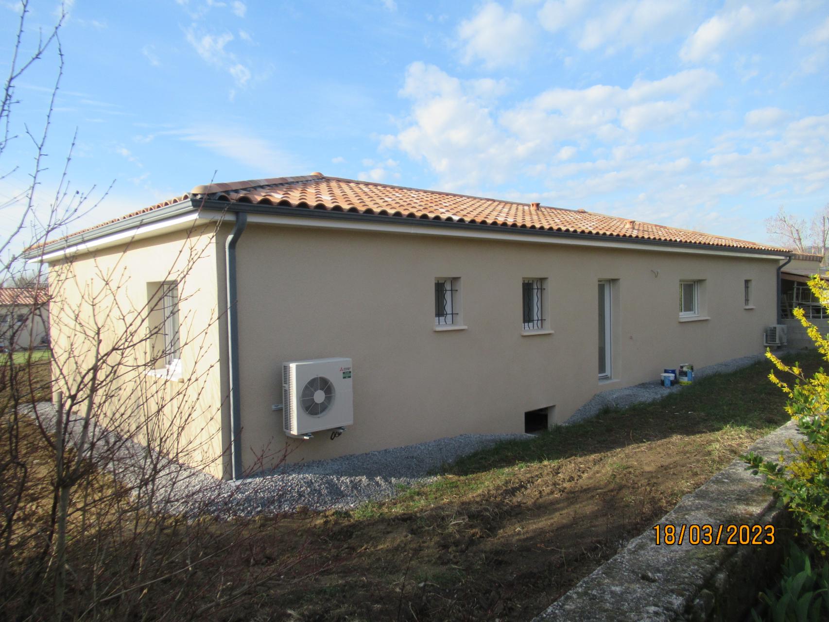 Bâtiment de forme rectangulaire de plain pied