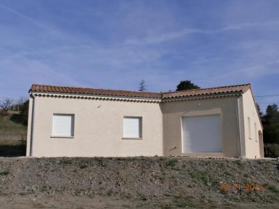 Bâtiment de forme carrée de plain pied