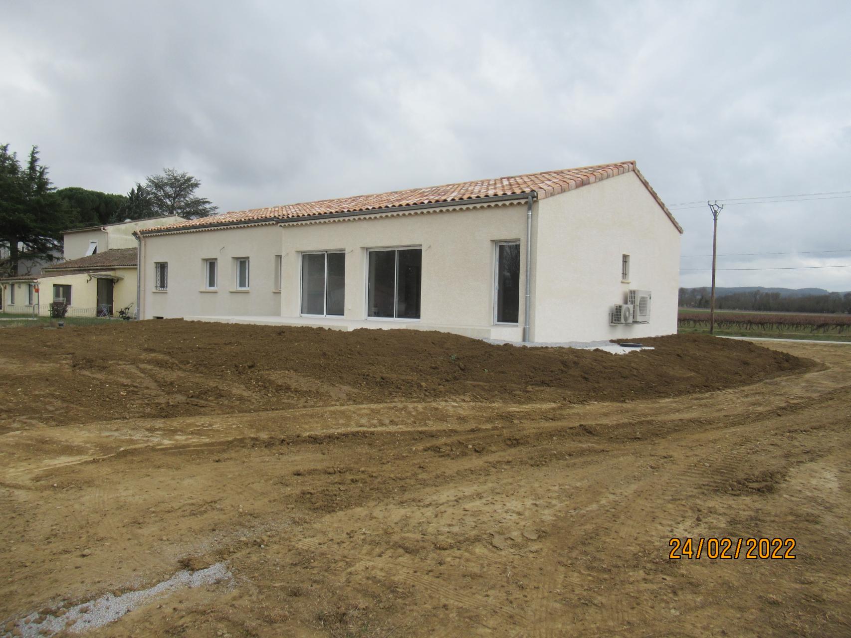 Bâtiment de forme rectangulaire de plain pied