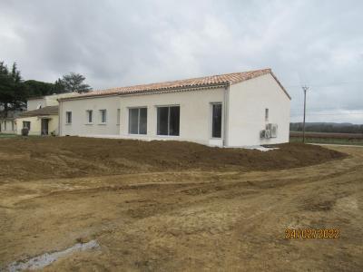 Bâtiment de forme rectangulaire de plain pied