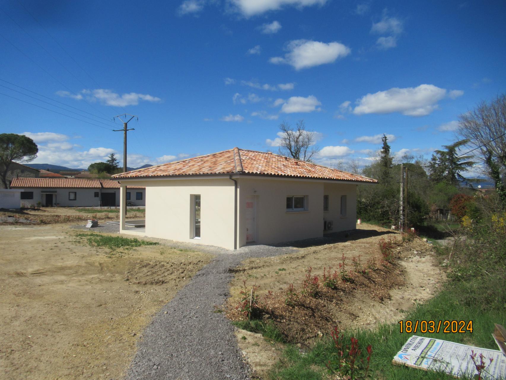 Menuiseries blanches, enduit finition Gratté fin