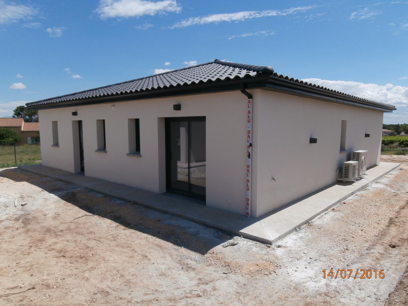 Menuiseries grises anthracite, enduit finition Gratté fin