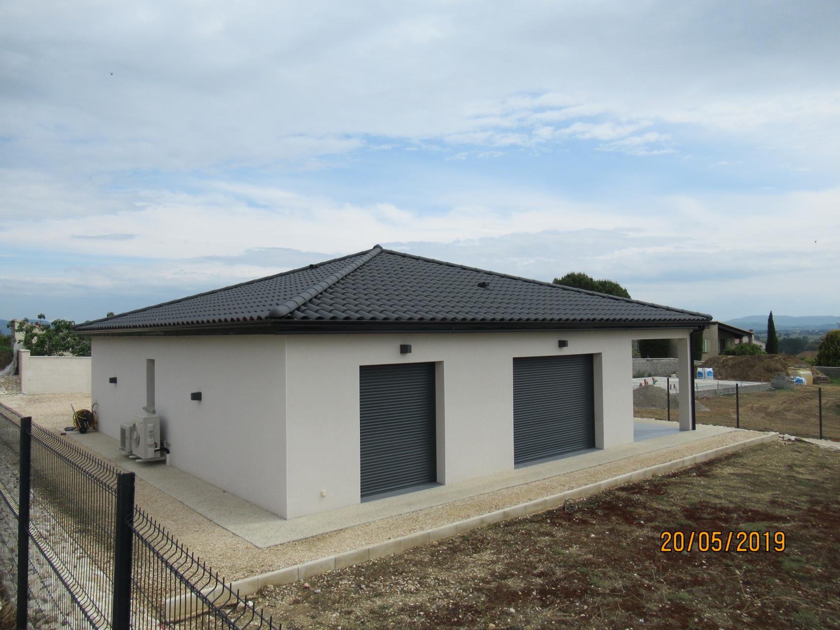 Bâtiment de forme carrée de plain pied