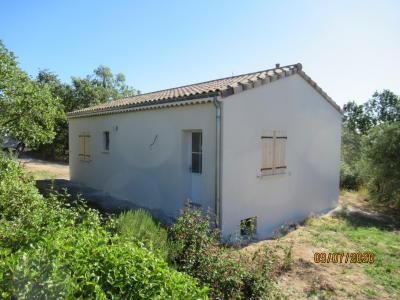 Bâtiment de forme rectangulaire de plain pied