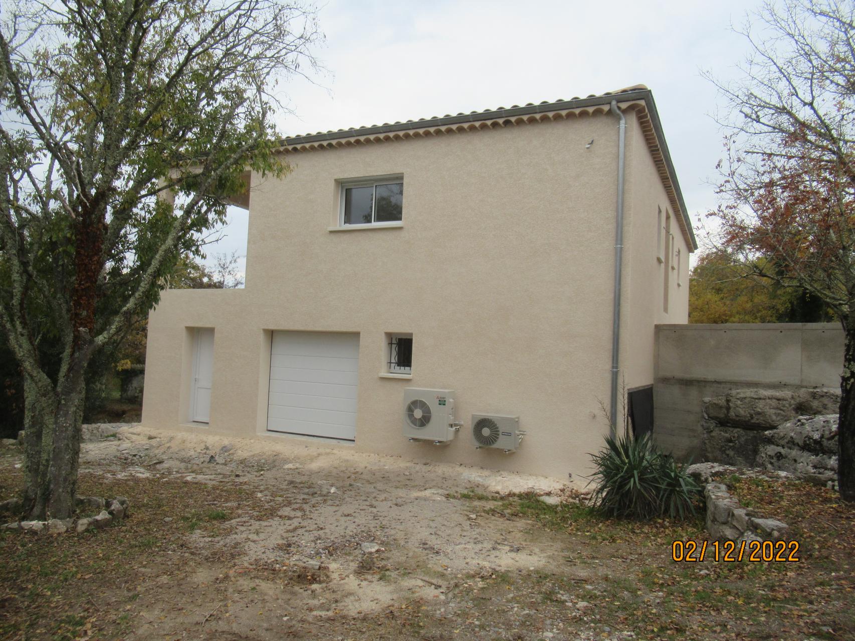 Bâtiment de forme rectangulaire de plain pied avec un sous-sol