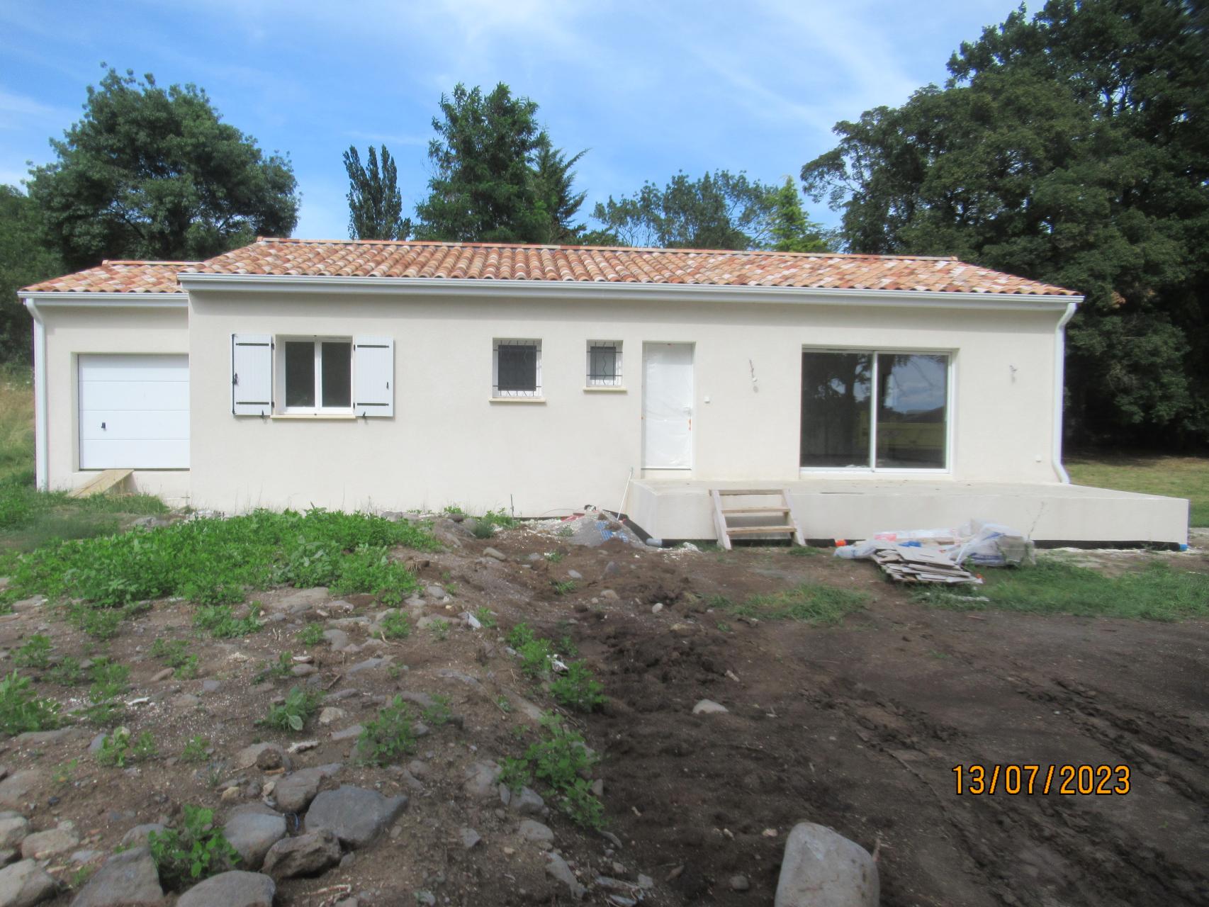 Bâtiment de forme rectangulaire de plain pied