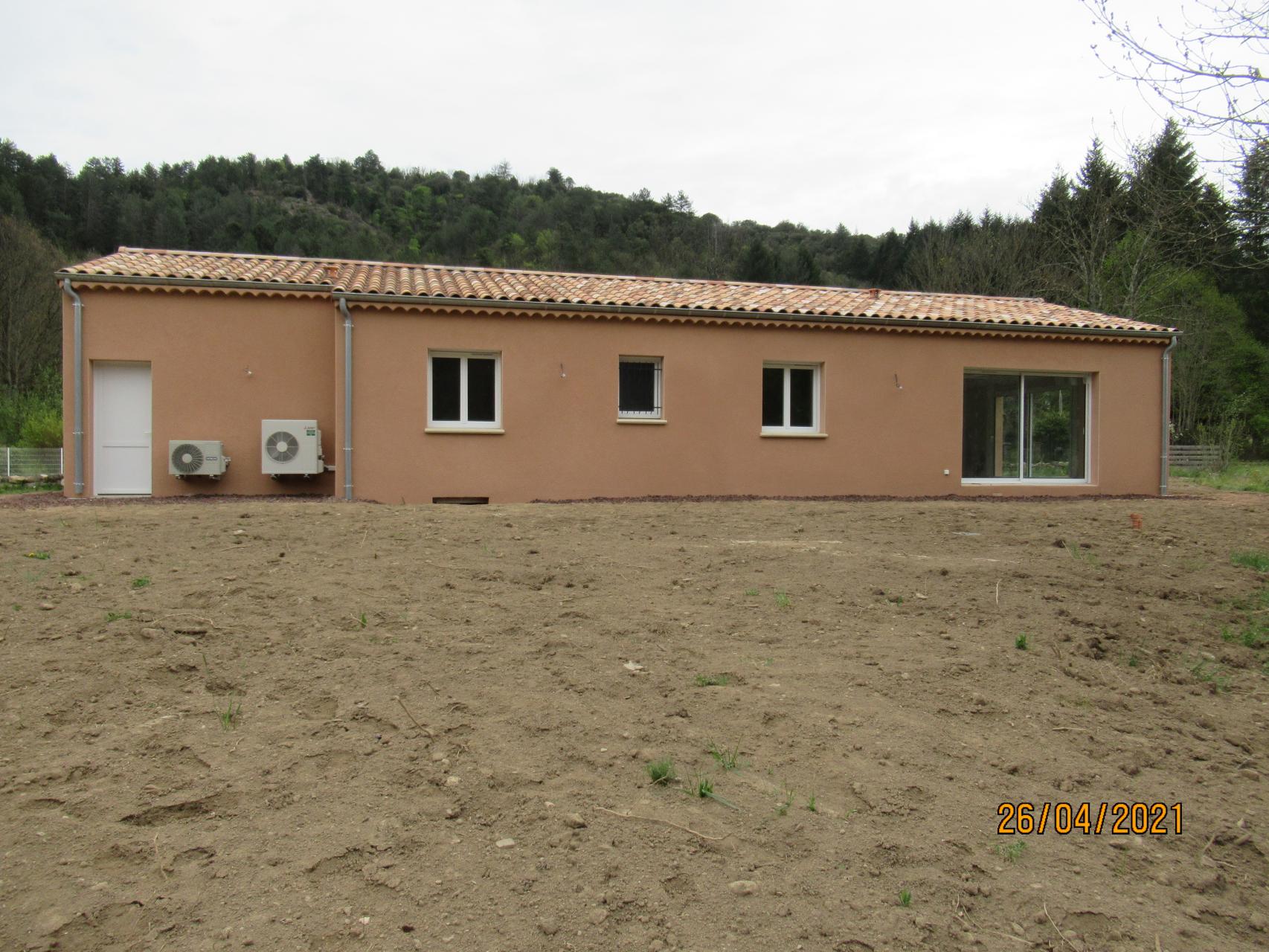 Bâtiment de forme rectangulaire de plain pied