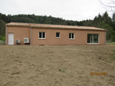 Bâtiment de forme rectangulaire de plain pied