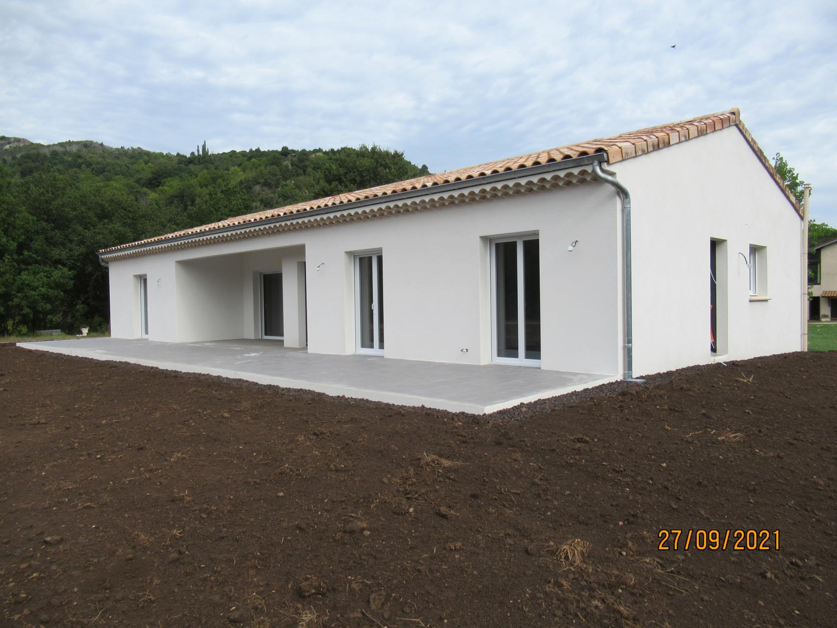 Bâtiment de forme rectangulaire de plain pied