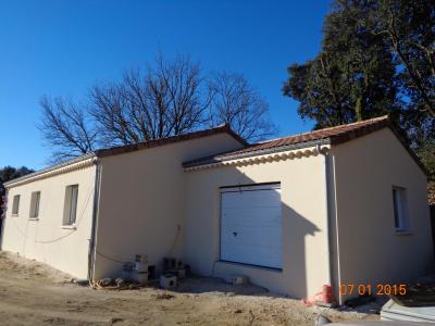 Bâtiment de forme rectangulaire de plain pied