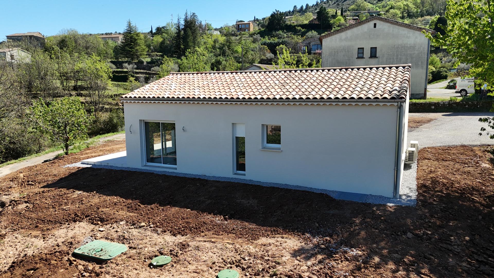 Menuiseries blanches, enduit finition Gratté fin