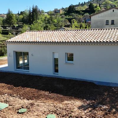 Menuiseries blanches, enduit finition Gratté fin