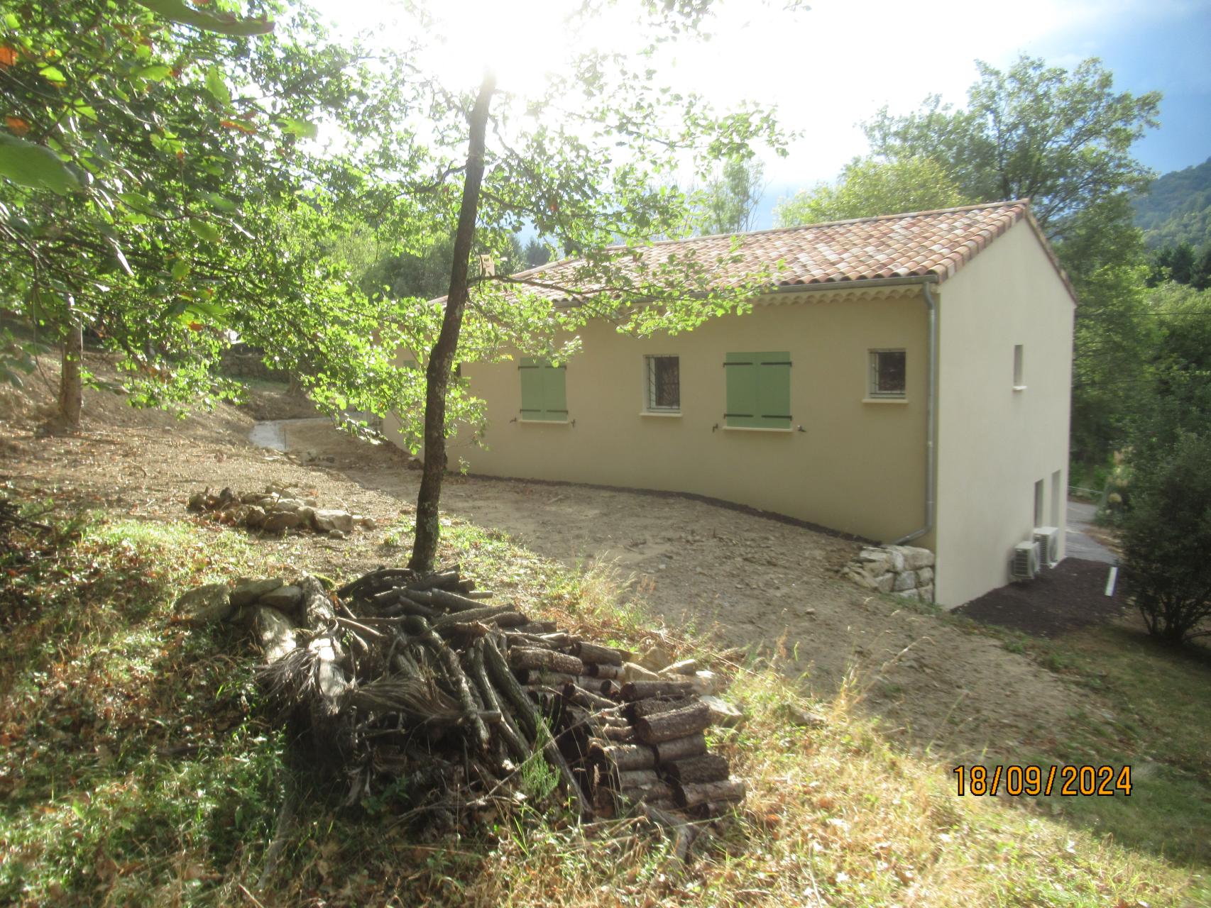 Bâtiment en V comprenant un/des demi-niveau(x)