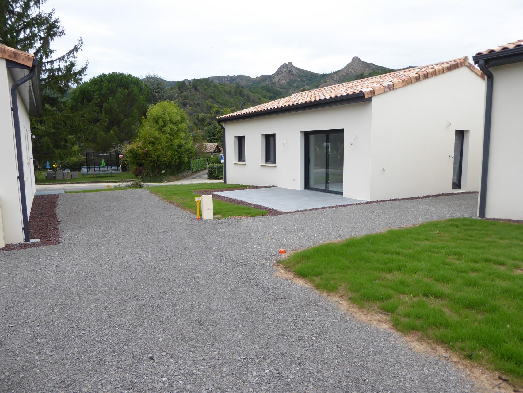 Bâtiment de forme carrée de plain pied