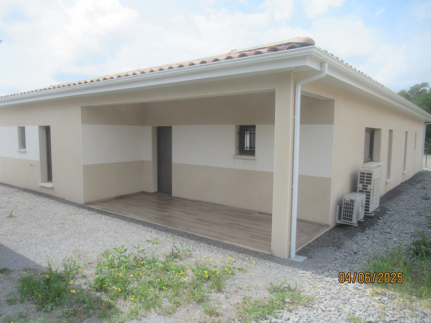 Menuiseries grises anthracite, enduit finition Gratté fin