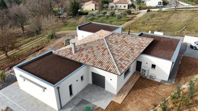 Menuiseries grises anthracite, enduit finition Gratté fin