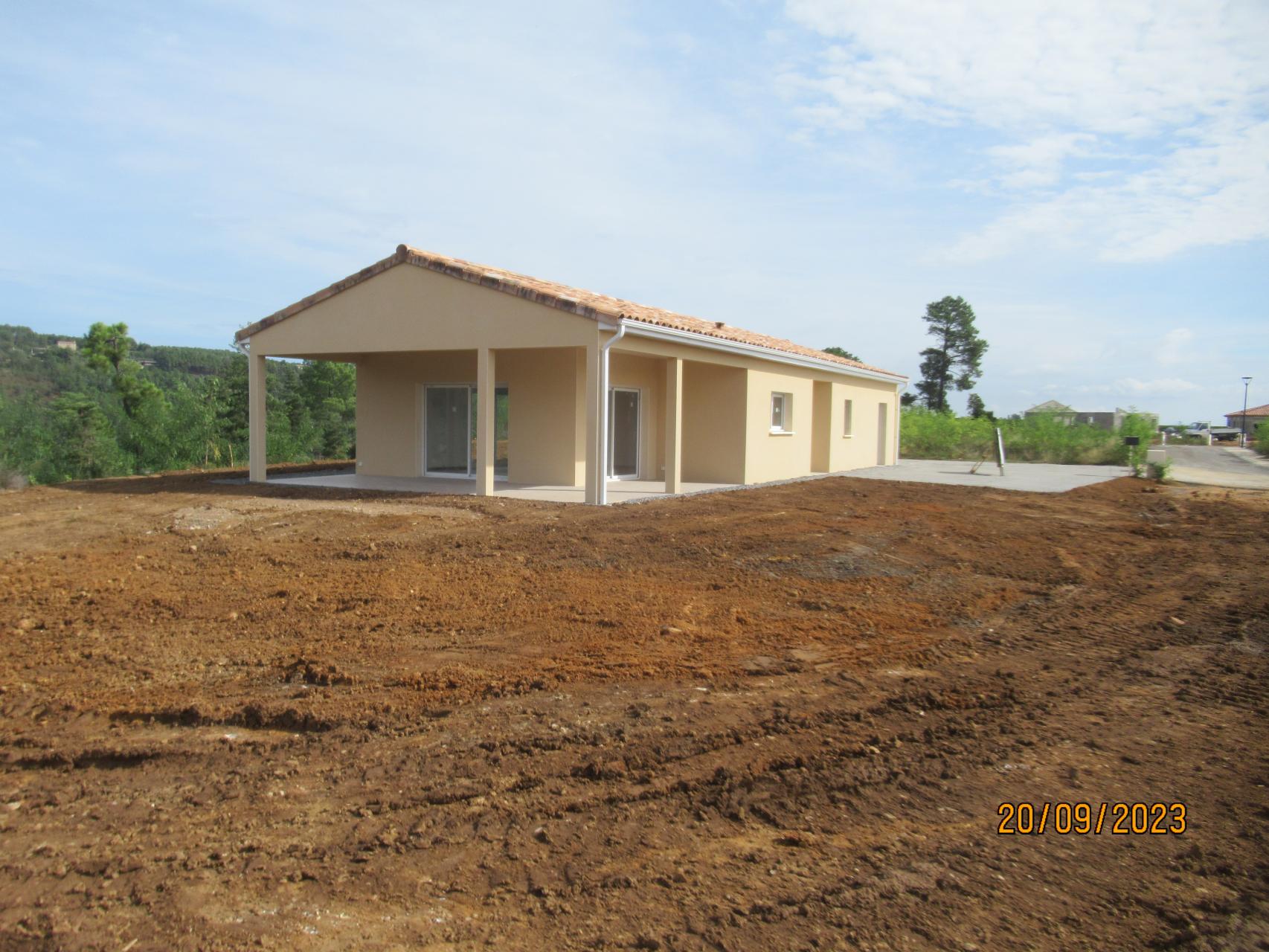 Menuiseries blanches, enduit finition Gratté fin