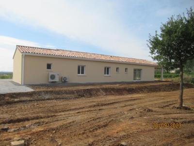 Bâtiment de forme rectangulaire de plain pied