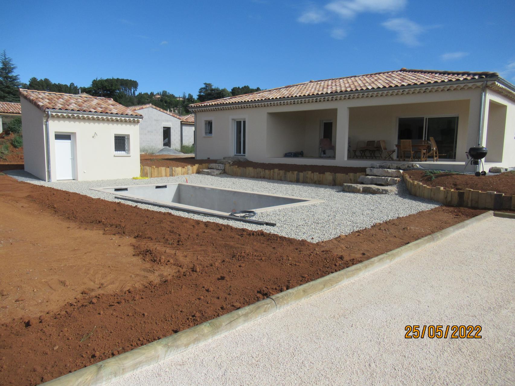 Menuiseries blanches, enduit finition Gratté fin