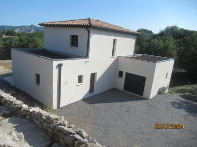 Bâtiment de forme carrée à étage