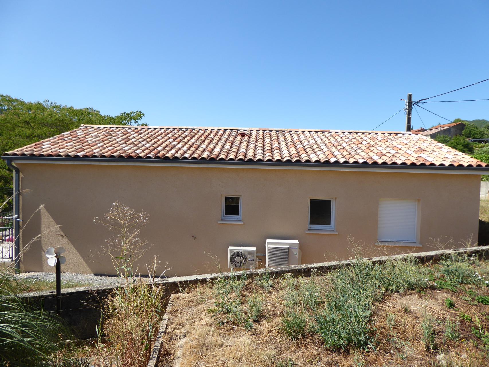 Bâtiment de forme rectangulaire de plain pied