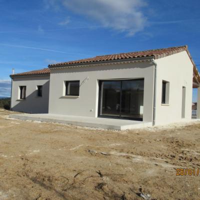 Bâtiment de forme rectangulaire de plain pied