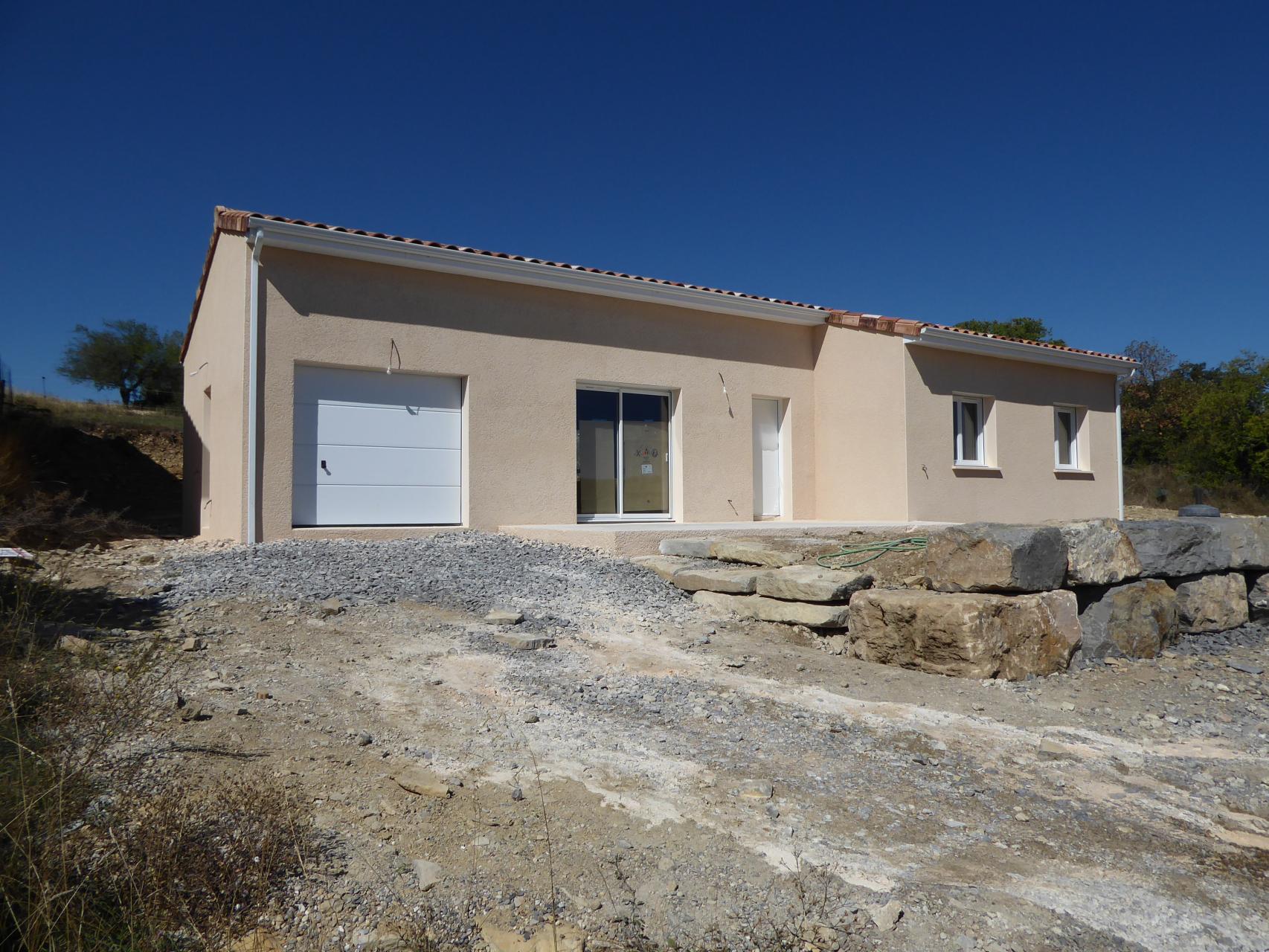 Bâtiment de forme rectangulaire de plain pied avec un sous-sol