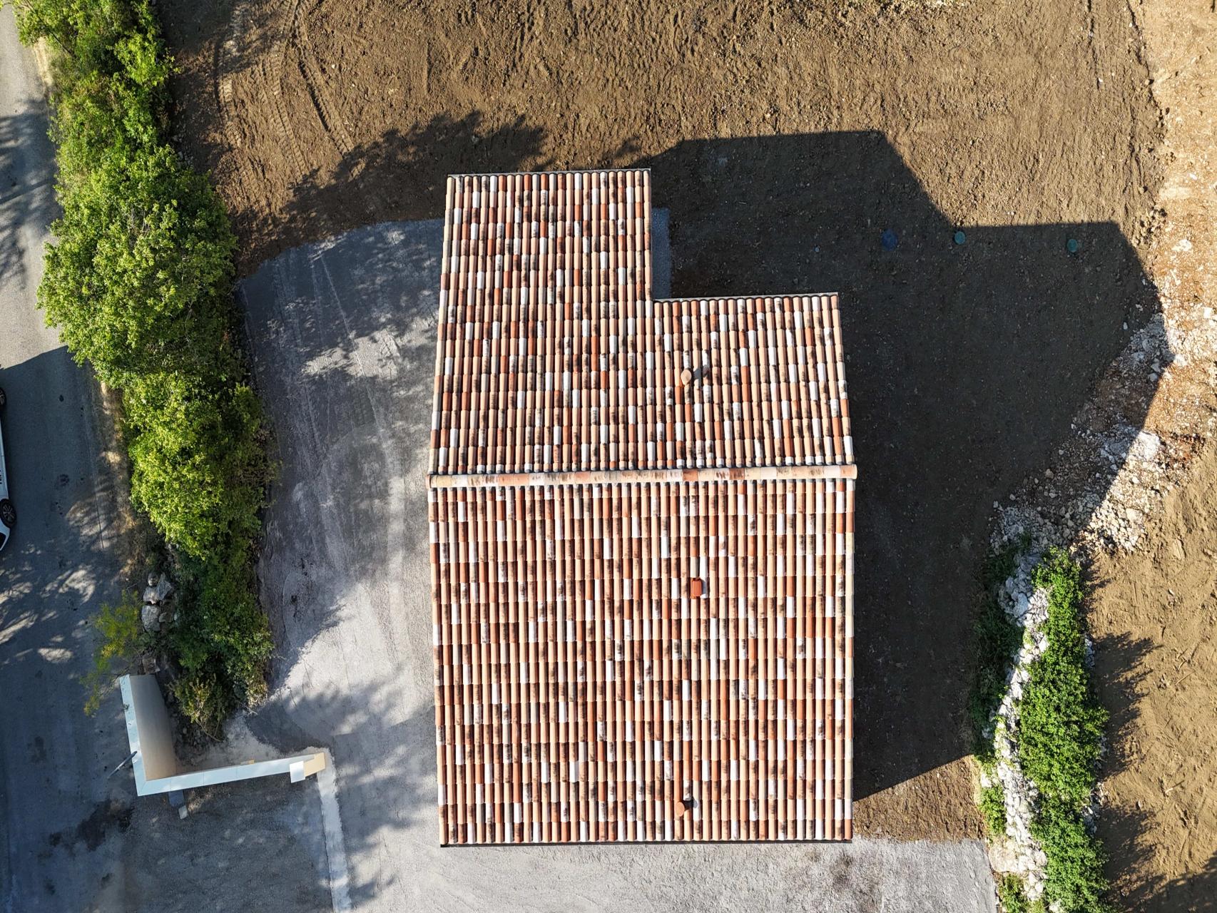 Bâtiment de forme carrée de plain pied