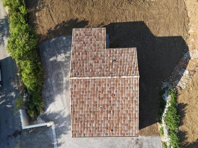 Bâtiment de forme carrée de plain pied