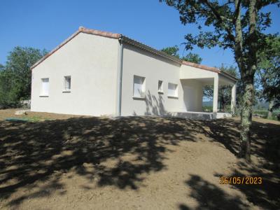 Bâtiment de forme rectangulaire de plain pied