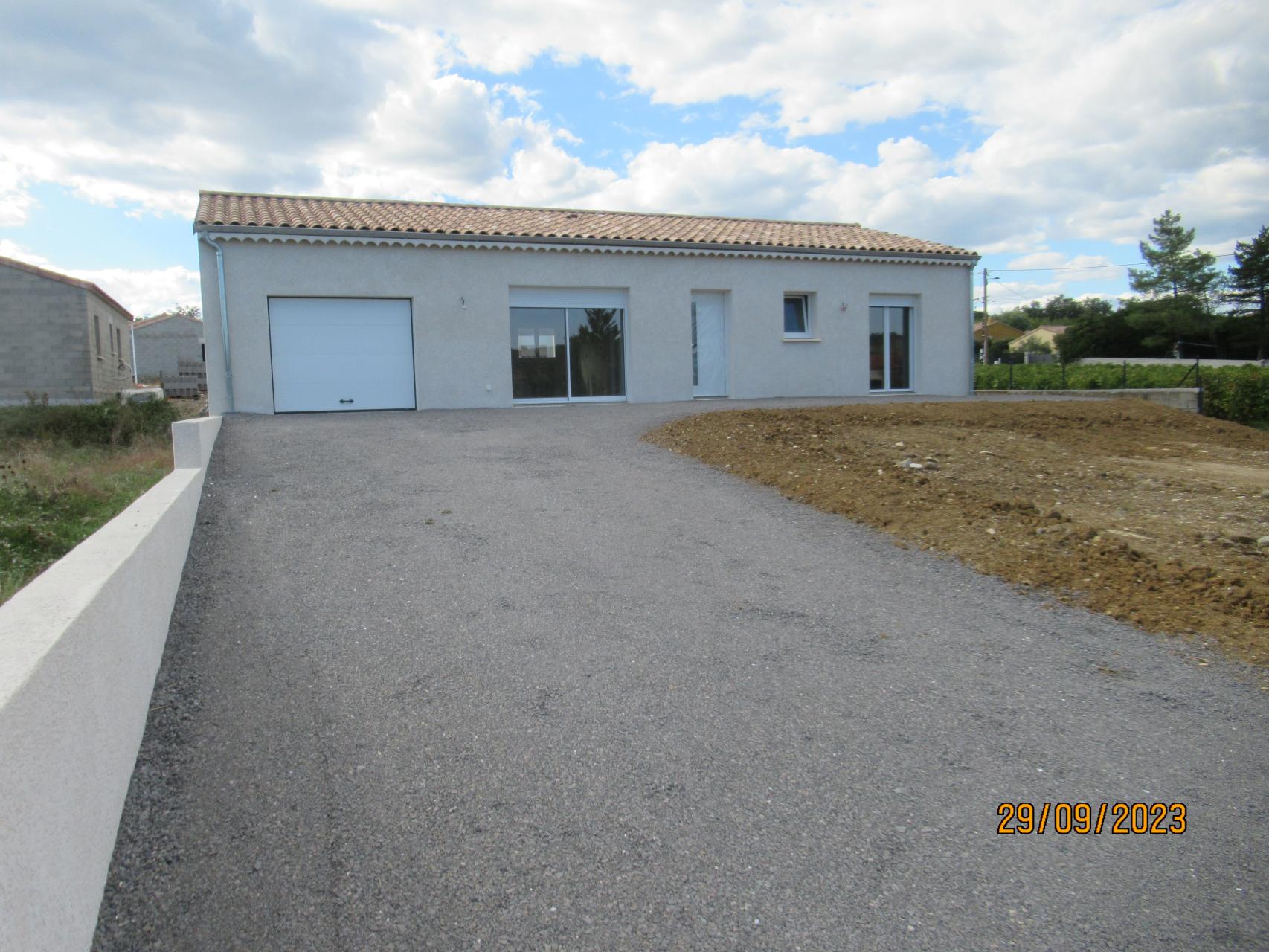 Bâtiment de forme rectangulaire de plain pied