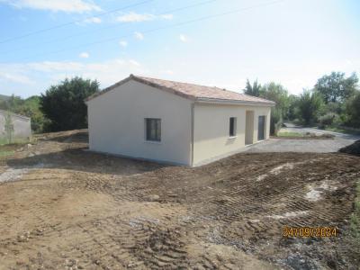 Bâtiment en L de plain pied avec soubassement