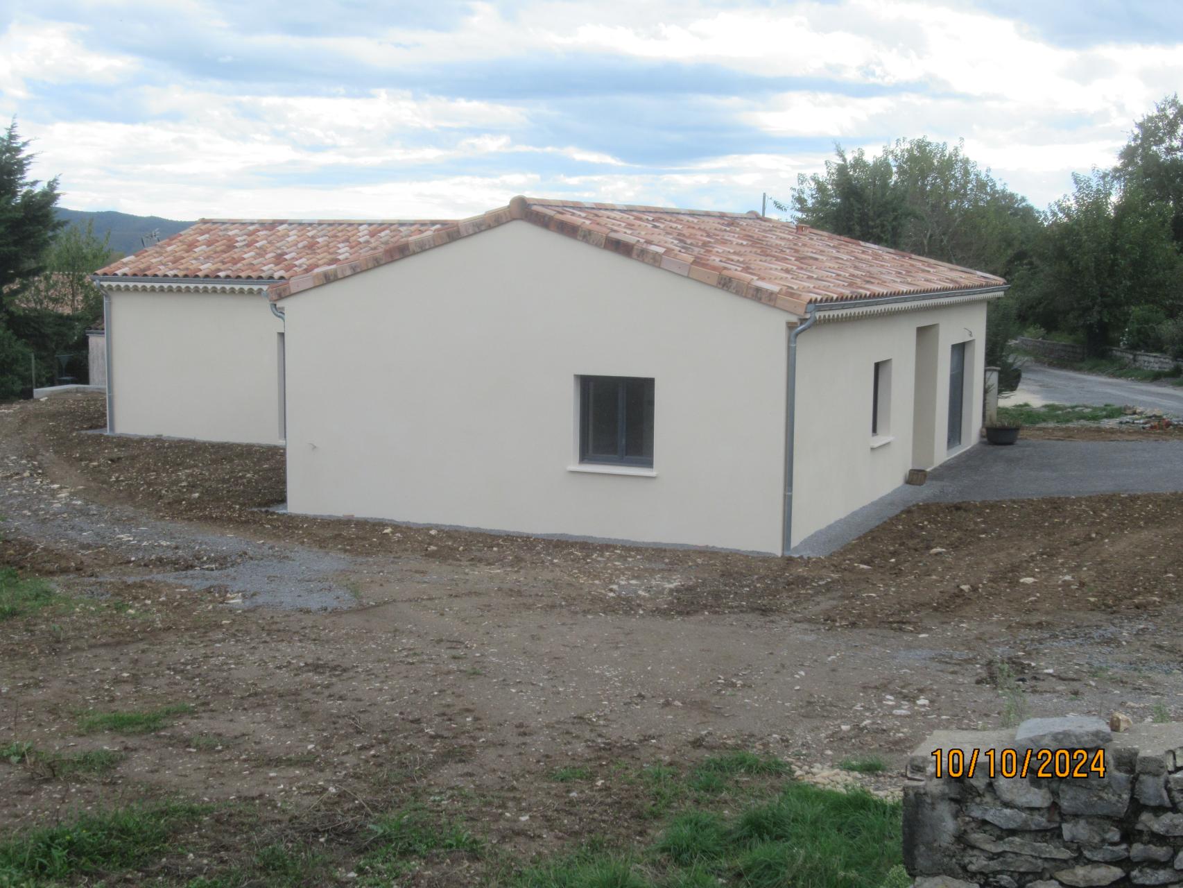 Menuiseries grises anthracite, enduit finition Gratté fin