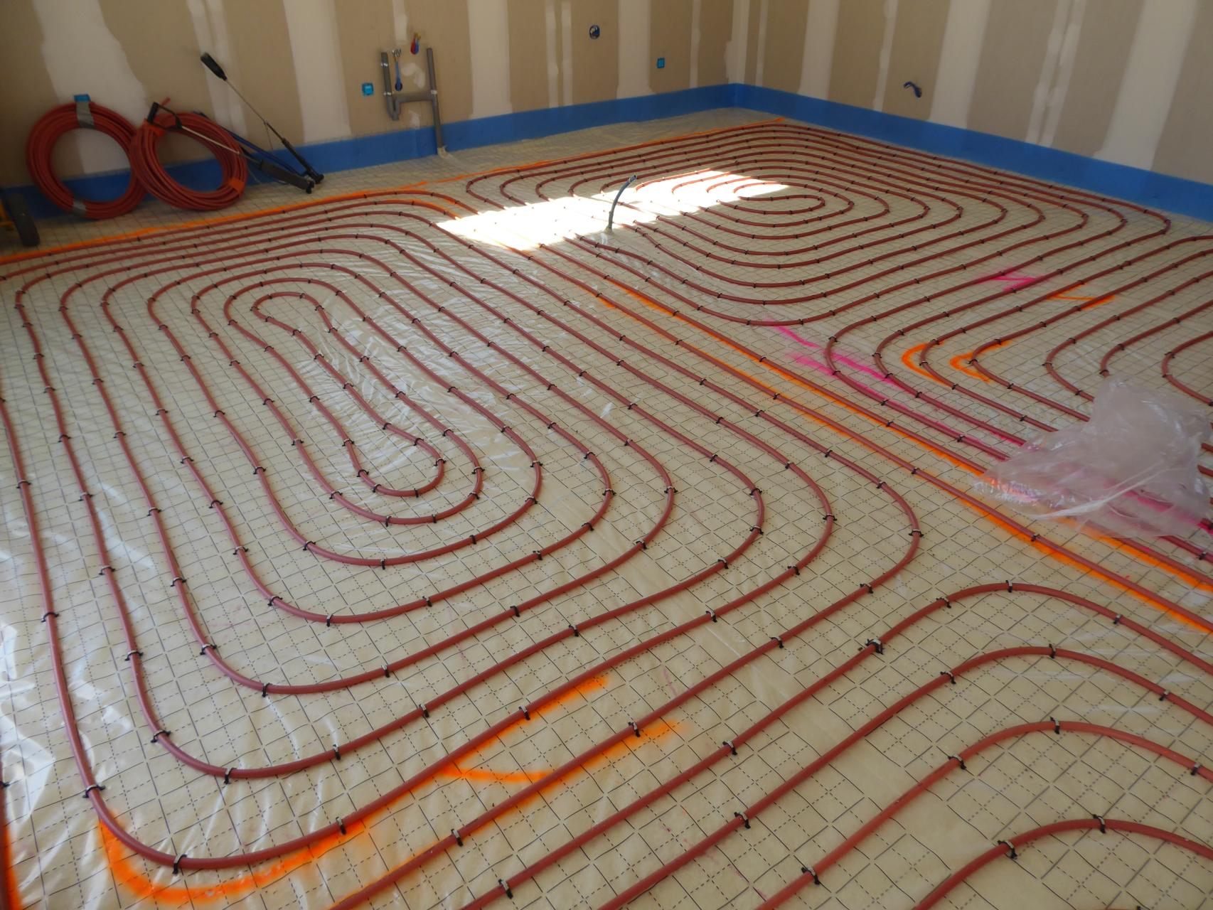 Installation du chauffage au sol (aérothermie)