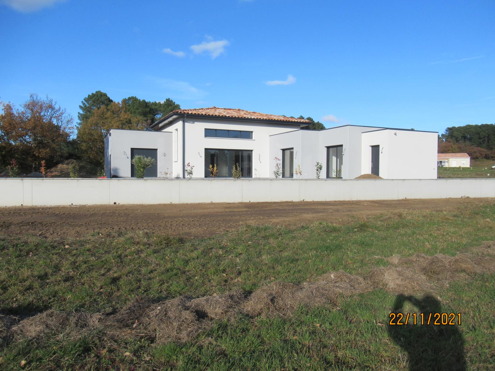 Menuiseries blanches, enduit finition Gratté fin