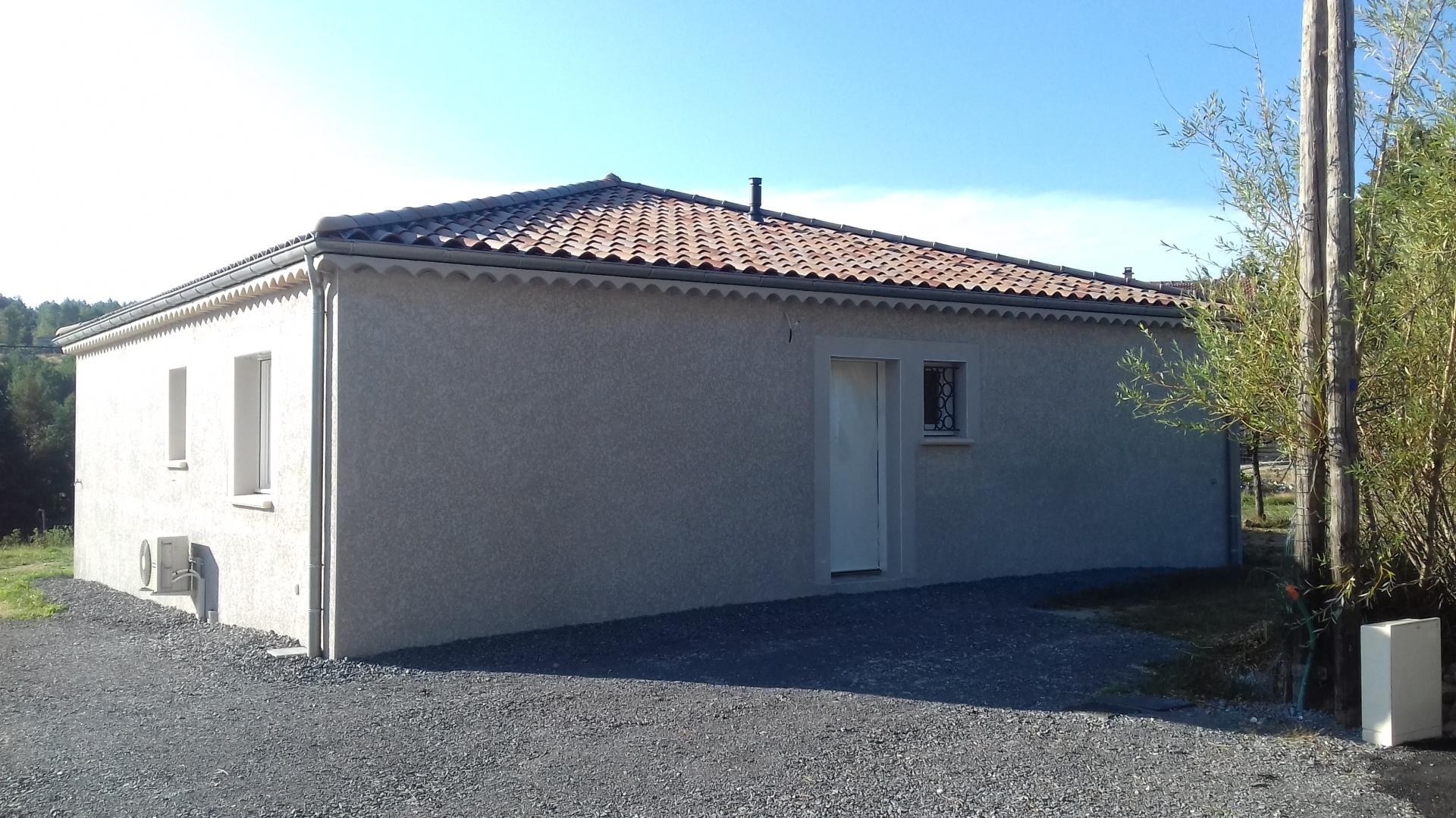 Bâtiment de forme carrée de plain pied