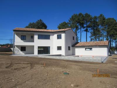 Bâtiment en L à étage