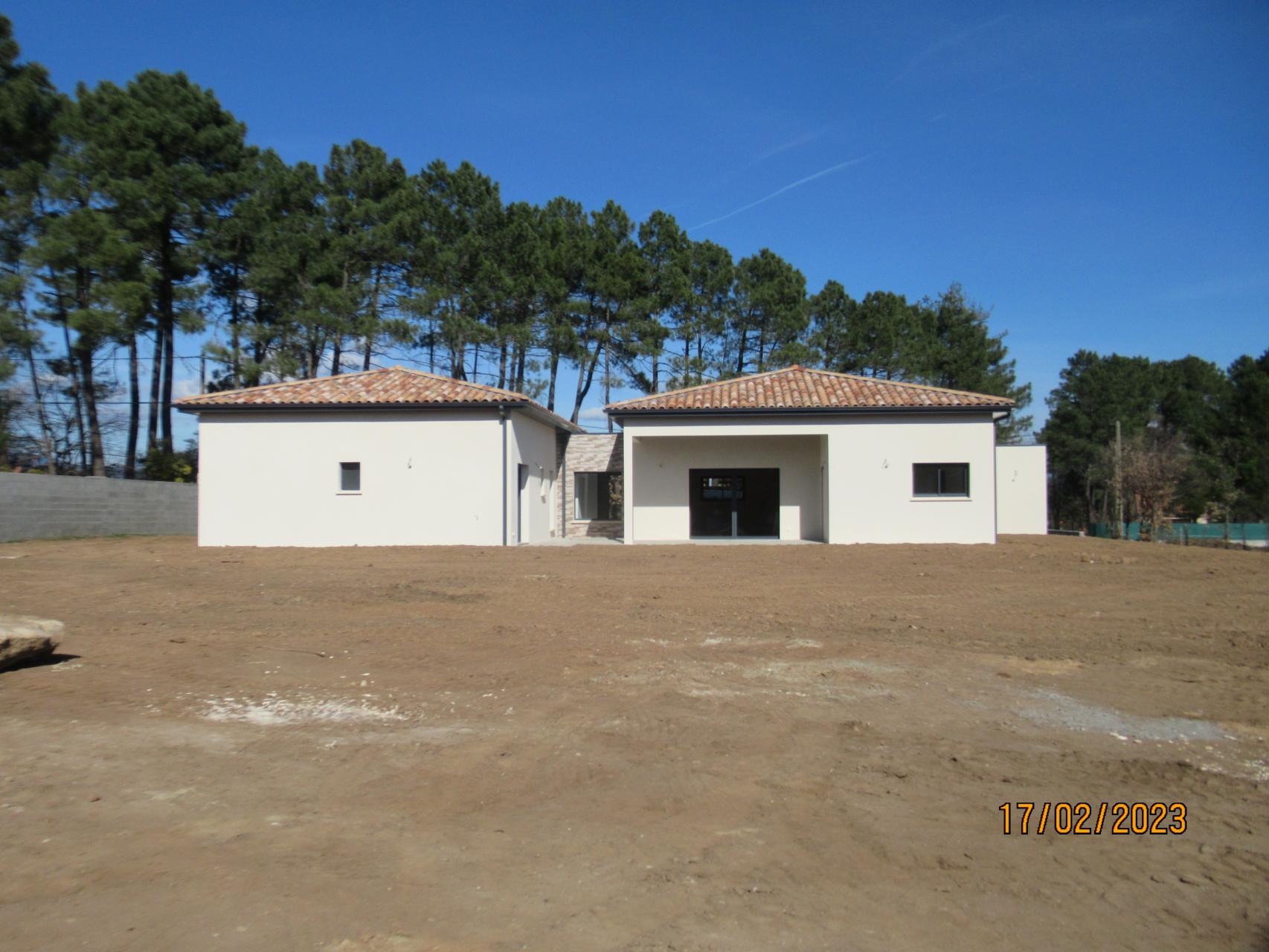 Bâtiment de forme carrée de plain pied