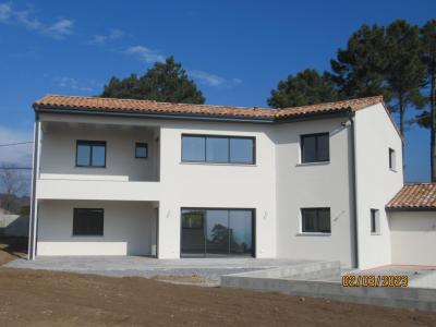 Menuiseries grises anthracite, enduit finition Gratté fin