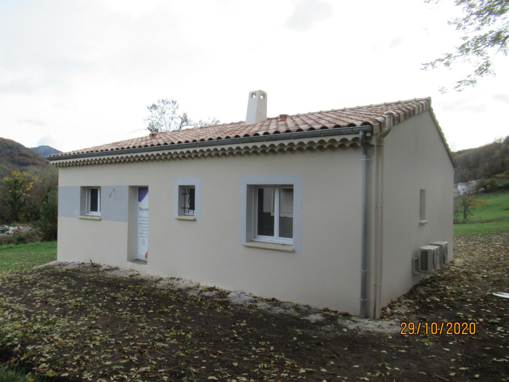 Menuiseries blanches, enduit finition Gratté fin