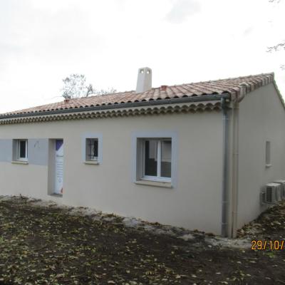 Menuiseries blanches, enduit finition Gratté fin