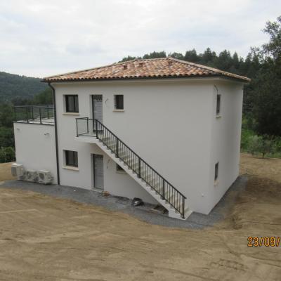 Bâtiment de forme carrée à étage