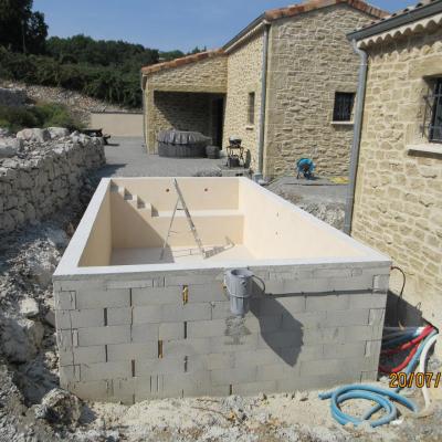 Élévation des murs de la piscine et réalisation de la couche d'enduit intérieur.