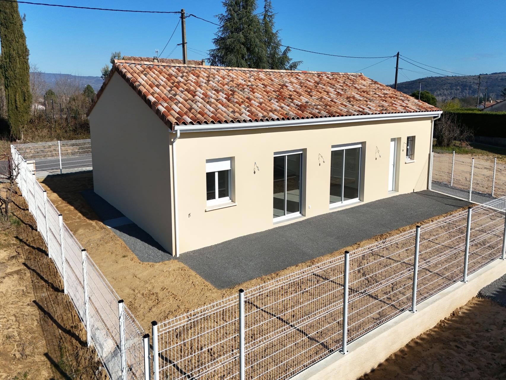 Bâtiment de forme rectangulaire de plain pied