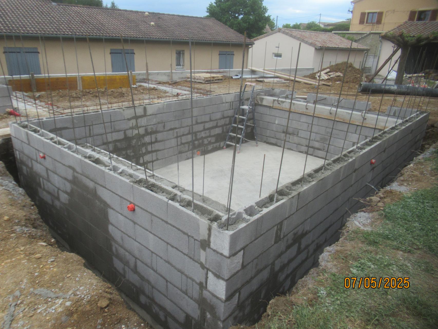 Élévation des murs en agglos banchée de la piscine