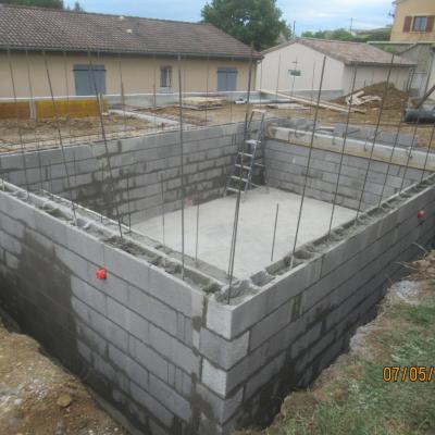 Élévation des murs en agglos banchée de la piscine