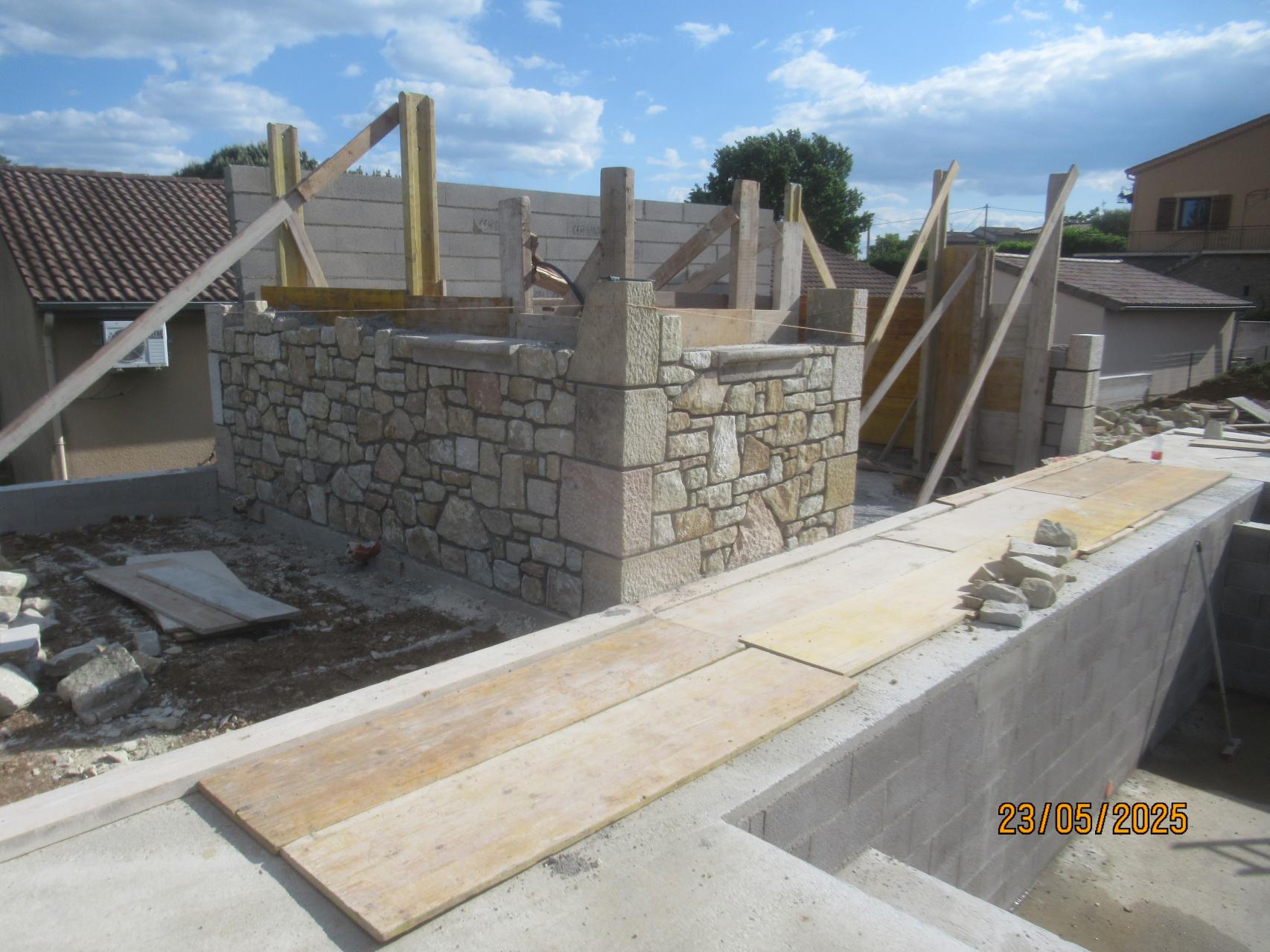 Élévation des murs en pierre du pool house