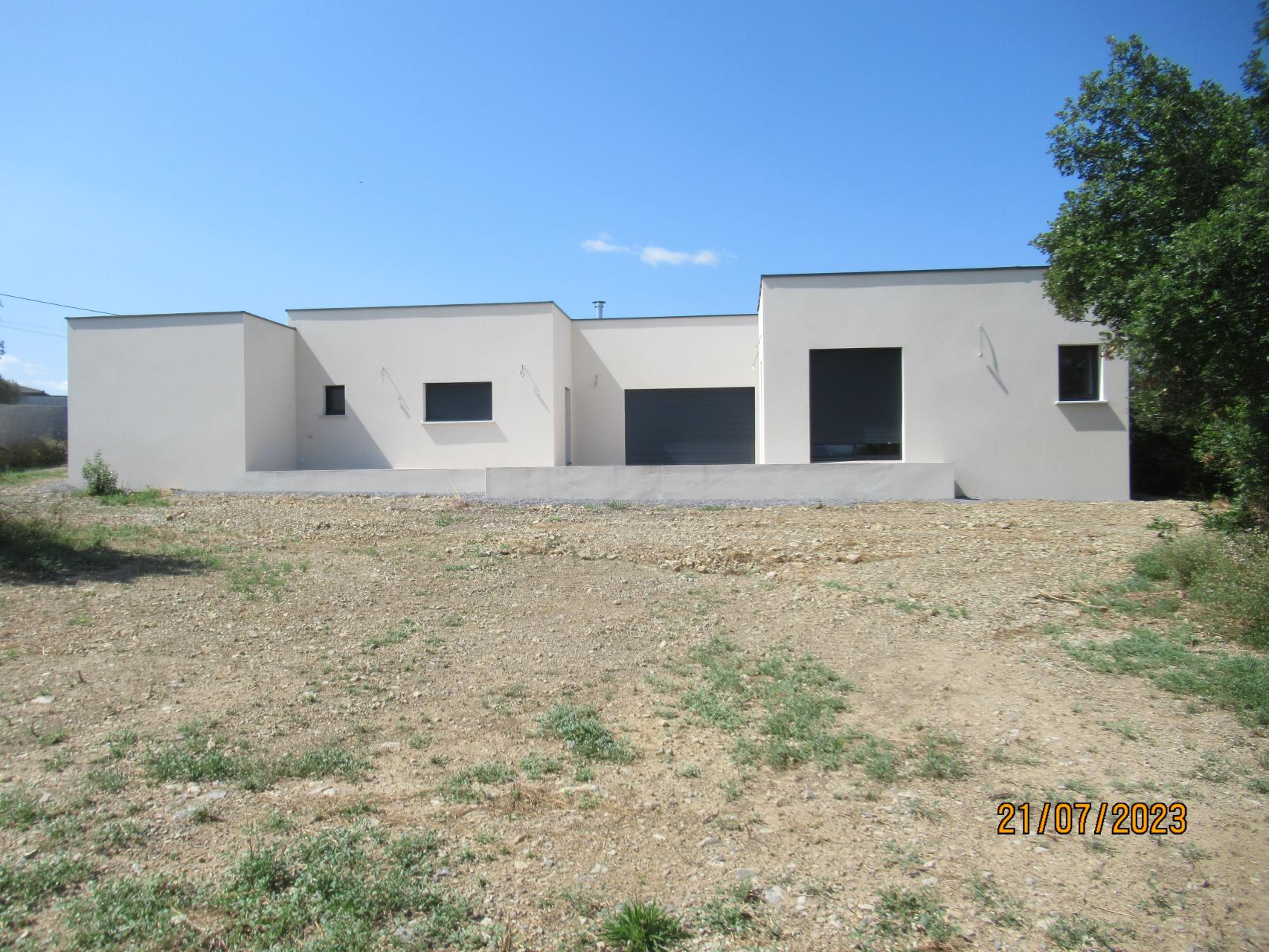 Bâtiment de forme rectangulaire de plain pied