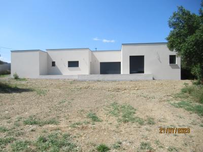 Bâtiment de forme rectangulaire de plain pied