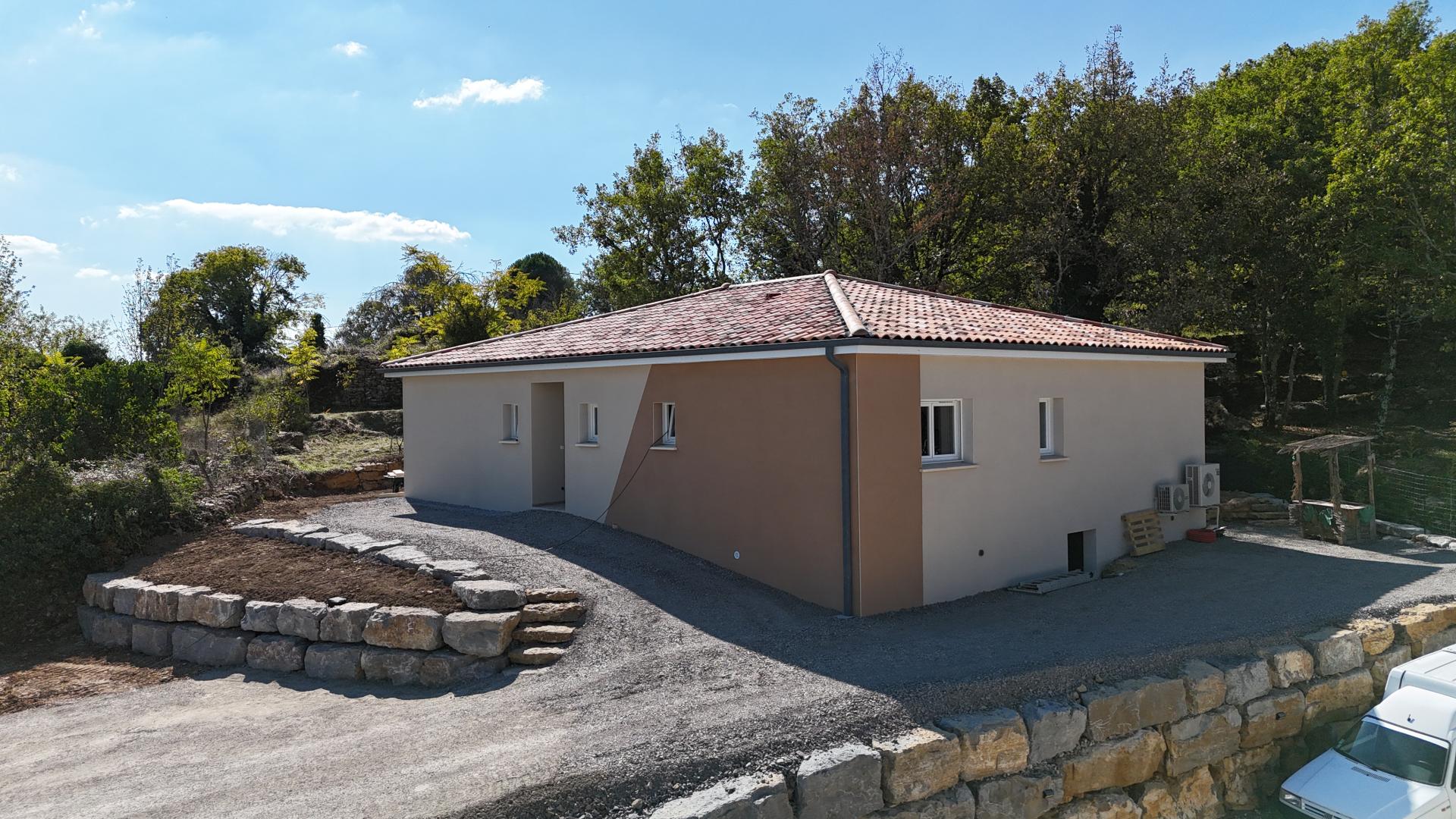 Menuiseries blanches, enduit finition Ecrasé